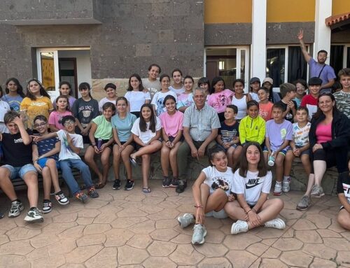 El alcalde visita a un grupo de niños y niñas de Teror que celebran el campamento de verano en La Aldea