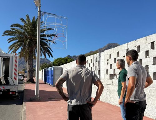 La Aldea de San Nicolás se prepara para sus Fiestas Patronales con la instalación del alumbrado festivo