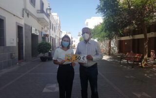 El alcalde de La Aldea de San Nicolás, Tomás Pérez, y la concejala de Comercio, Isabel Suárez.