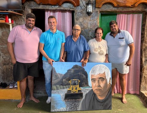 La Aldea de San Nicolás homenajea a Ruperto ‘Kiko’, el tractorista, con la entrega de un cuadro en su reconocimiento