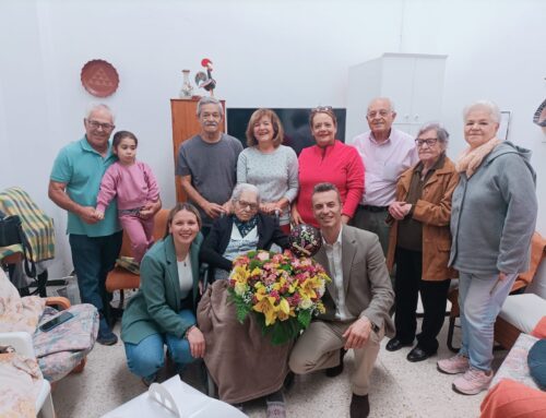 El Ayuntamiento de la Aldea de San Nicolás homenajea a Adela Godoy por su 102 cumpleaños