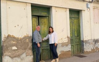 El alcalde y la concejala de patrimonio histórico tomando posesión del edificio